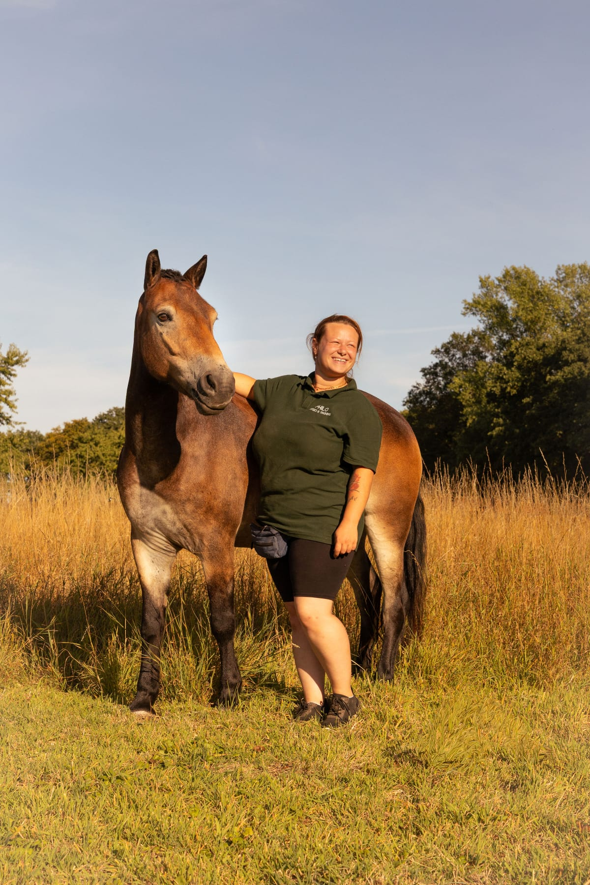 Philo mit Exmoor-Pony auf der Weide